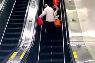 一天内两起惊险事故乘坐自动扶梯这些细节别忽视