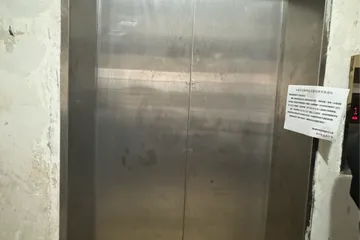 南宁一小区有电梯停运40天，业主只能爬楼！新电梯到货一个月却仍未安装